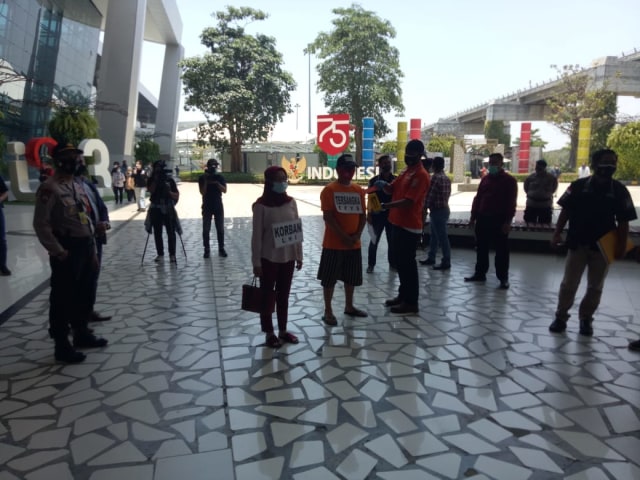  Tersangka pelecehan dan penipuan di Bandara Soetta, Eko Firstson saat rekonstruksi kejahatan, Rabu (30/9).  Foto: Dok. Istimewa