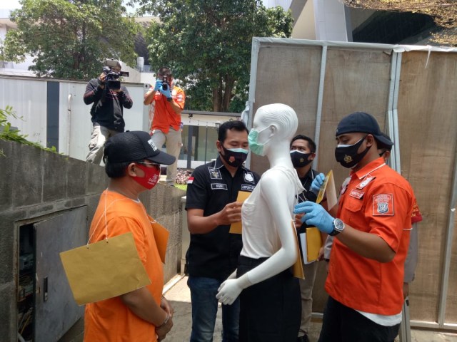  Tersangka pelecehan dan penipuan di Bandara Soetta, Eko Firstson saat rekonstruksi kejahatan, Rabu (30/9). Foto: Dok. Istimewa