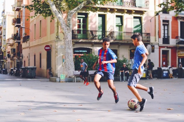 Sepak bola jalanan. Foto: Unsplash/Mosa Moseneke