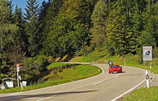 Ilustrasi jalan menurun. Foto: Pixabay