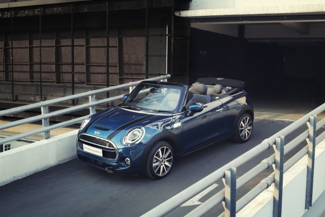 MINI Cabrio Sidewalk Edition Foto: MINI Indonesia