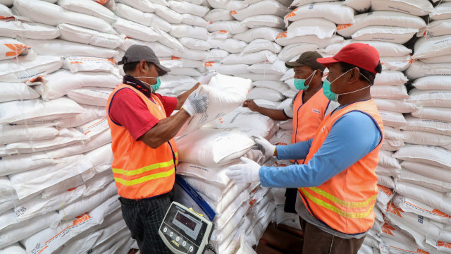 Pekerja menata beras bantuan sosial sebelum didistribusikan ke masyarakat di gudang Badan Urusan Logistik (Bulog) Subdivre Kediri, Kediri, Jawa Timur, Sabtu (19/9/2020). Foto: Prasetia Fauzani/ANTARA FOTO