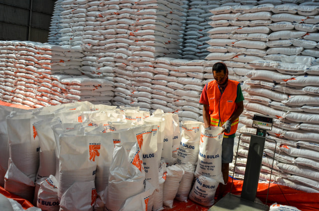 Pekerja mengemas beras di Gudang Bulog Sub divre Ciamis, Sindangrasa, Kabupaten Ciamis, Jawa Barat, Rabu (30/9/2020). Foto: ADENG BUSTOMI/ANTARA FOTO