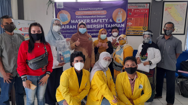 Kelompok Pengabdian Masyarakat Prodi Teknik Grafika PNJ Serah Terima 100 Paket Barang PHBS dan Foto Bersama dengan Lurah Pulo Geulis, Selasa (29/9/2020). (Kredit Foto : Indah Utami)