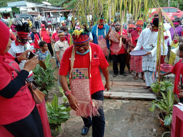Samsudin Anggiluli saat meresmikan posko. Foto: Istimewa