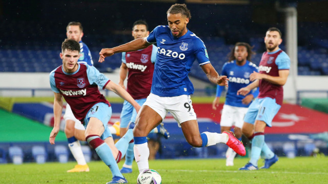 Pemain Everton Dominic Calvert-Lewin saat pertandingan melawan Aston Villa pada putara keempat Piala Carabao di Goodison Park, Liverpool, Inggris. Foto: Alex Livesey/REUTERS