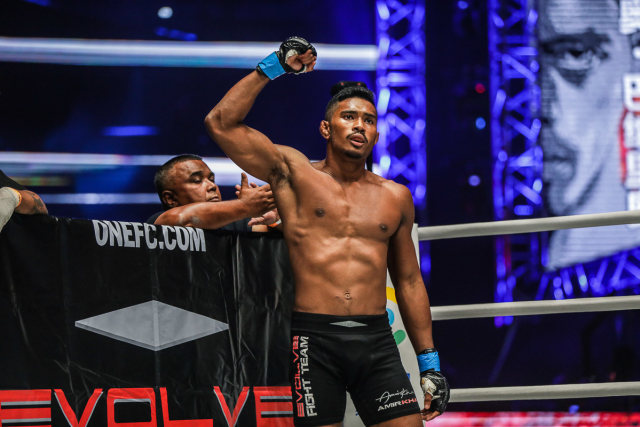 Tajudeen berada dibelakang Amir Khan saat anaknya berlaga dalam salah satu pertandingan (ONE Championship)