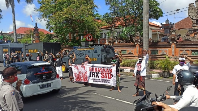 Suasana unjuk rasa bebaskan Jerinx di depan PN Denpasar, Bali.  Foto: Denita BR Matondang/kumparan