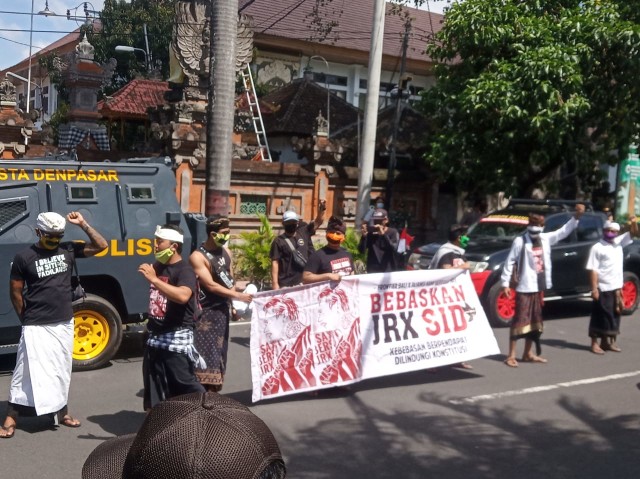 Demo saat sidang Jerinx di PN Denpasar, Bali - WIB