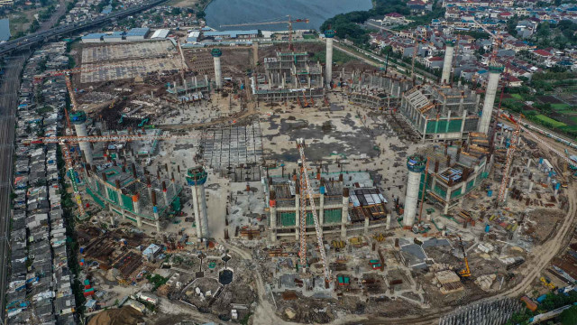 Pembangunan proyek Stadion BMW di Sunter, Jakarta. Foto: Hafidz Mubarak/Antara Foto