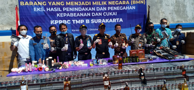 Jutaan barang ilegal senilai Rp 1,5 miliar dimusnahkan oleh Bea Cukai Solo. Dari 15 item dimusnahkan di antaranya ratusan alat bantu seks import, rokok, spepart senjata, minuman keras