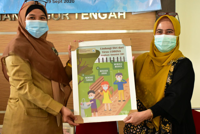 Serah Terima Poster PHBS oleh Ketua Jurusan Teknik Grafika Penerbitan dan Lurah Babakan Pasar pada Selasa (29/9/2020). (Kredit Foto : Indah Utami)