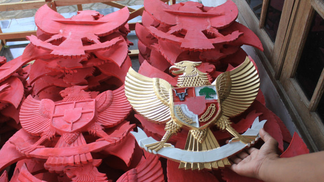 Perajin mengambil kerajinan lambang negara Garuda Pancasila di Desa Diwek, Kabupaten Jombang, Jawa Timur, Rabu (30/09/2020). Foto: SYAIFUL ARIF/ANTARA FOTO
