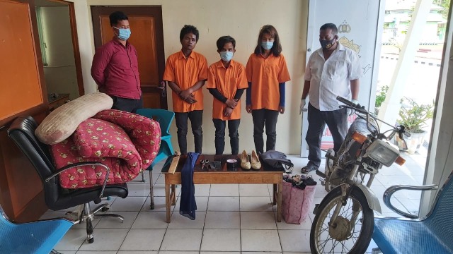 Polisi saat menunjukkan barang bukti dan tiga pembunuh wanita yang ditemukan tewas di gubuk yang berada di perladangan sayur.
 Foto: Dok. Istimewa