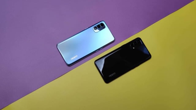 Oppo Reno 4 warna Galactic Blue (kiri) dan Oppo Reno 4 Space Black (kanan). Foto: Aulia Rahman/kumparan