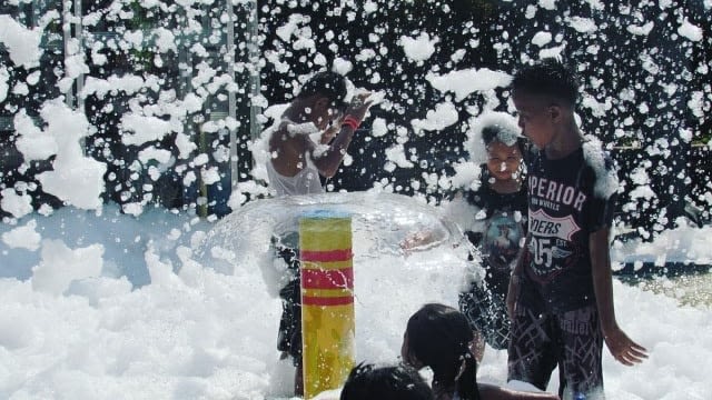 Ilustrasi wahana busa sabun di kolam renang anak. Foto: istimewa
