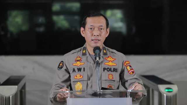 Karo Penmas Divisi Humas Polri Brigjen Pol Awi Setiyono memberikan keterangan kepada wartawan terkait gelar perkara kasus kebakaran gedung Kejaksaan Agung (Kejagung) di Mabes Polri, Jakarta, Kamis (1/10). Foto: Reno Esnir/ANTARA FOTO