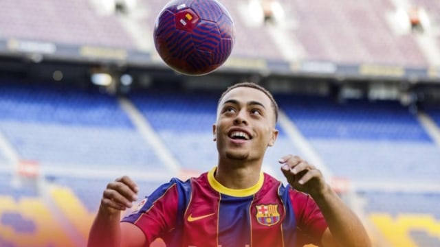 Sergino Dest berkostum Barcelona. Foto: Barcelona