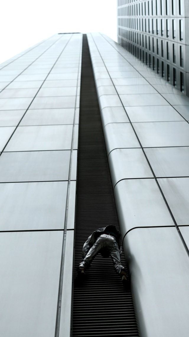 Pendaki perkotaan Prancis Alain Robert, memanjat Menara Deutsche Bahn di Frankfurt, Jerman, Kamis (1/10). Foto: Ralph Orlowski/REUTERS