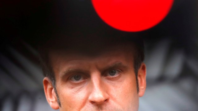 Presiden Prancis Emmanuel Macron saat tiba untuk pertemuan tatap muka kedua di Uni Eropa, di Brussels, Belgia, Kamis (1/10). Foto: Francisco Seco/Pool via REUTERS