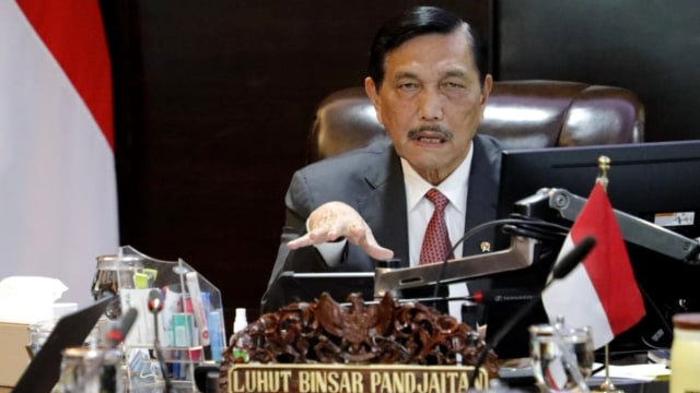 Menteri Koordinator Bidang Kemaritiman dan Investasi Luhut Binsar Pandjaitan memimpin Rapat Koordinasi Pelaksanaan Uji Swab untuk Tenaga Kesehatan, Polisi, TNI, dan Satpol PP di Jakarta, Kamis (1/10). Foto: Kemenko Bidang Kemaritiman dan Investasi RI