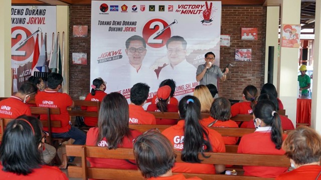 Joune Ganda, Calon Bupati Minut berdiskusi dengan keluarga besar Ganda Babasudara yang datang untuk mendukungnya pada Pilkada Minut