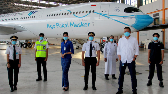 Direktur Utama Garuda Indonesia Irfan Setiaputra (kedua kanan) beserta kru usai meluncurkan pesawat Garuda Indonesia Airbus A330-900neo yang bermasker. Foto: Muhammad Iqbal/ANTARA FOTO