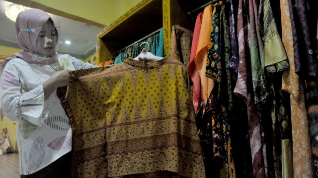 Ilustrasi pedagang batik. Foto: FENY SELLY/ANTARA FOTO