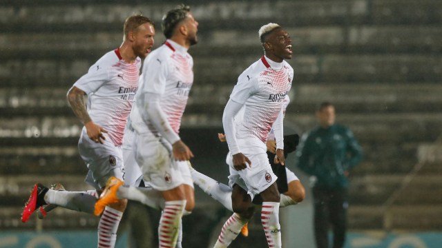 Momen adu penalti laga AC Milan vs Rio Ave. Foto: Rafael Marchante/Reuters