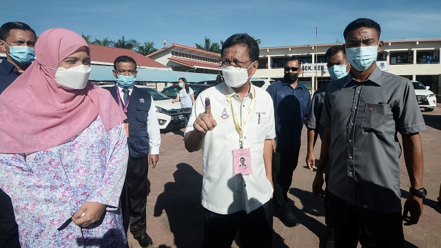 Presiden Partai Warisan Sabah Shafie Apdal (tengah) usai memberikan suara selama pemilu di Semporna, Sabah, Malaysia, (26/9) Foto: AFP