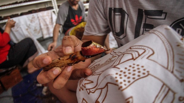 Perajin UMKM menyelesaikan proses pembuatan motif batik di Rumah Batik Palbatu, Jakarta Selatan, Kamis (1/10). Foto: Galih Pradipta/ANTARA FOTO