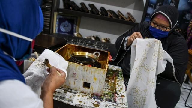 Perajin menyelesaikan proses pembuatan motif batik di Rumah Batik Palbatu, Jakarta Selatan, Kamis (1/10). Foto: Galih Pradipta/ANTARA FOTO