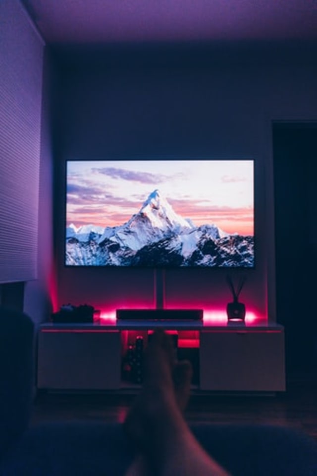 Ilustrasi Nonton Film Online. Sumber: Jan Bottinger Unsplash.com