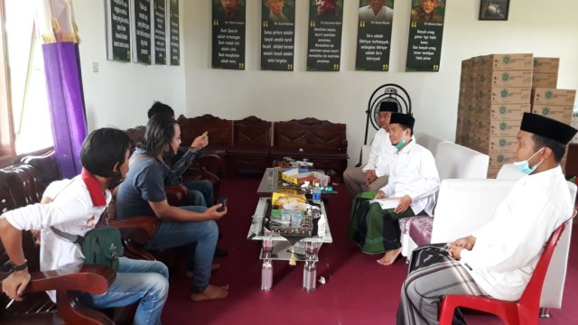 Ketua PW Nahdlatul Ulama PWNU Bangka Belitung, KH Jaafar Siddiq (mengenakan sarung hijau) didampingi Darwis Netta sebagai Sekretaris PWNU Babel dan Muhammad Nur Fauzan sebagai Ketua LP Ma'arif Nahdlatul Ulama PWNU Babel. (Ist)