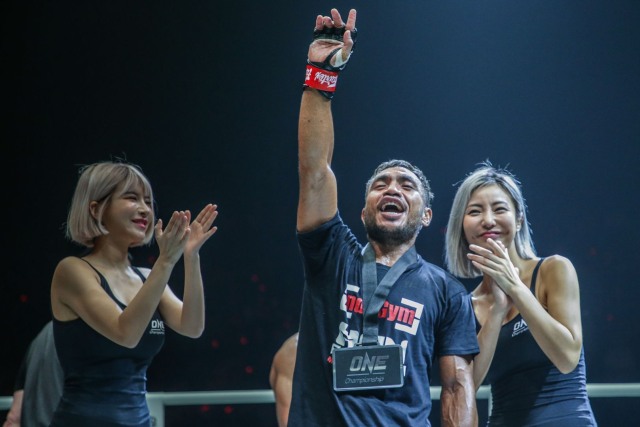 Gaya Abro Fernandes usai memenagi laga di ONE Championship (ONE Championship)