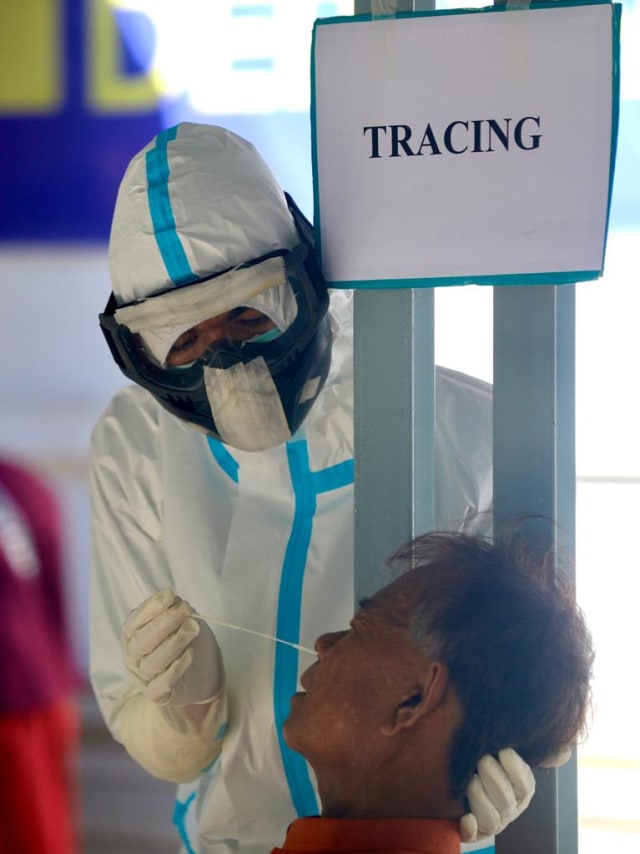 Warga menjalani pemeriksaan swab di Poliklinik Pinere RSUD dr Zainoel Abidin, Banda Aceh, Aceh. Foto: Suparta/acehkini