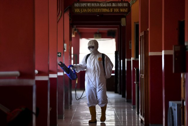 Tim Velox Pejaten Badan Intelijen Negara (BIN) menyemprotkan cairan disinfektan disela sosialisasi Adaptasi Kebiasaan Baru bagi perangkat sekolah dan perwakilan siswa di SMK N 25 Jakarta, Pasar Minggu, Jakarta Selatan, Jumat (2/10/2020). Foto: SIGID KURNIAWAN/ANTARA FOTO