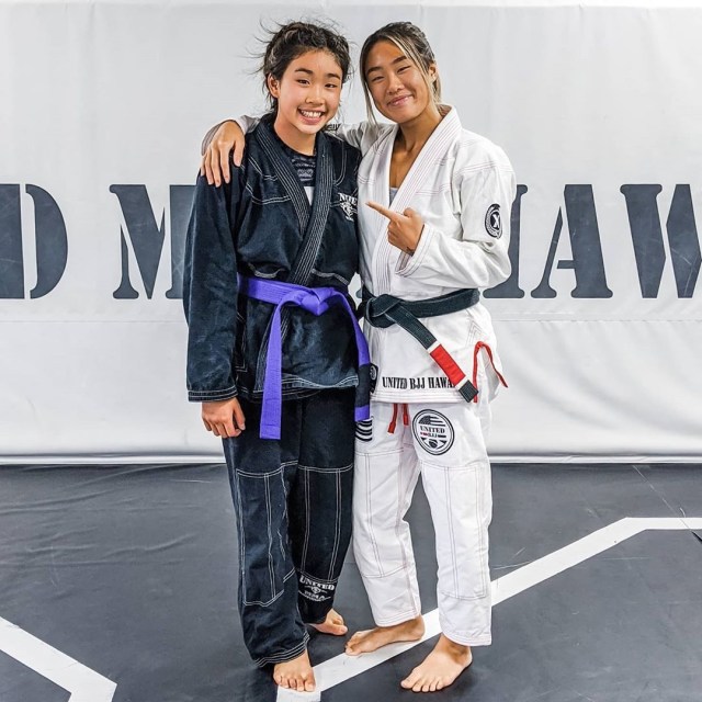 Victoria Lee (kiri) berpose bersama sang kakak Angela Lee yang merupakan Juara Dunia ONE Champioship (ONE Championship)