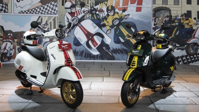 Vespa Sprint 150 Racing Sixties (kanan) dan Vespa GTS 300 HPE Racing Sixties (kiri). Foto: Piaggio Indonesia