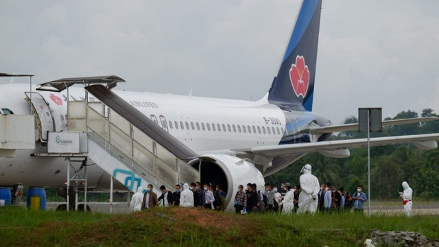 Pesawat Qingdao Airlines mengangkut TKA China mendarat di Bandara RHF Tanjungpinang, Kepri, Jumat (2/10/2020). Foto: Ogen/ANTARA