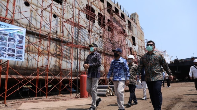 Plt Gubernur Aceh (kiri) saat meninjau salah satu galangan pembangunan KMP Acehhebat. Dok. Dinas Perhubungan Aceh