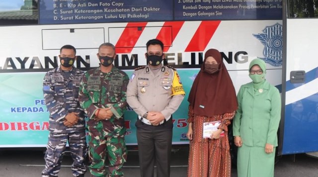 Polisi Daerah Sulawesi Tengah melalui Direktorat Lalu Lintas Polda Sulteng memberikan pelayanan khusus perpanjangan SIM kepada personel TNI dan keluarga. Foto: Istimewa