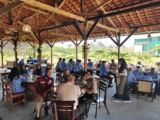 Suasana di Warung Wardja Wedangan 90-an. (Juan)