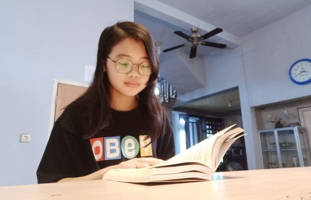 Siswi SDN 005/V Kuala Tungkal, Tanjab Barat, Jambi sedang membaca buku bacaan di rumah selama pandemi. Foto: Jambikita.id