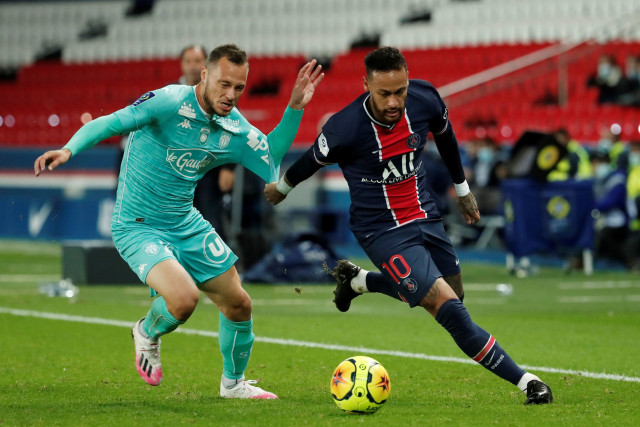 Pemain Paris Saint-Germain Neymar berusaha melewati penjaga gawang Angers pada pertandingan lanjutan Ligue 1 di stadion Parc des Princes, Paris, Prancis. Foto: Benoit Tessier/REUTERS