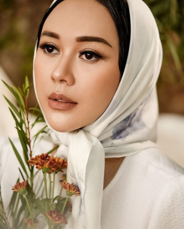 Aura Kasih dalam pemotretan single 'Renjana'. Foto: Instagram/@aurakasih