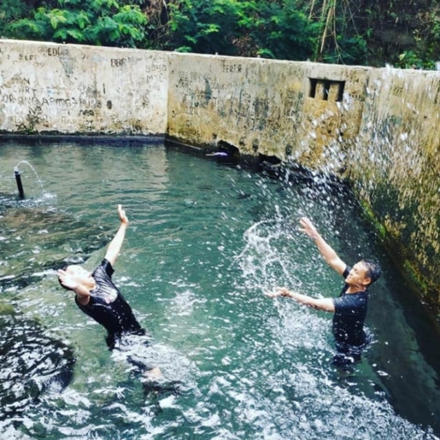 Wisatawan menikmati kesejukan di mata air Cipantan, Kabupaten Majalengka. (Oki Kurniawan)