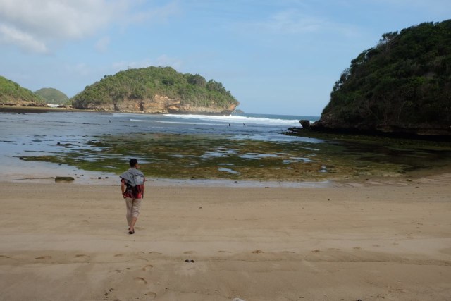 Pantai Teluk Asmara. Foto: Rizal Adhi