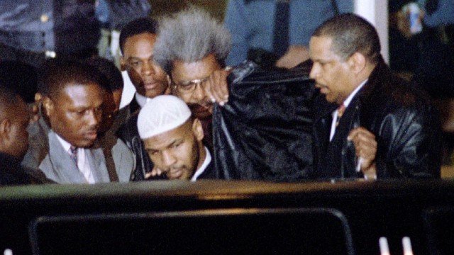Mantan juara kelas berat Mike Tyson setelah dibebaskan dari Indiana Youth Center pada 25 Maret 1995. Foto: REUTERS