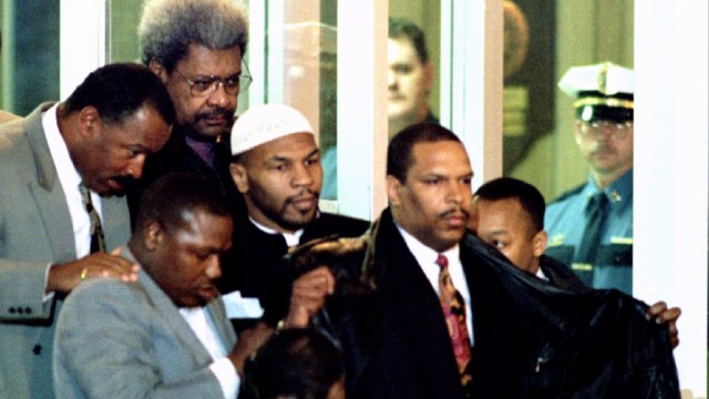 Mantan juara kelas berat Mike Tyson setelah dibebaskan dari Indiana Youth Center pada 25 Maret 1995. Foto: REUTERS